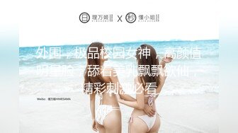 趁表妹洗头时候眼睛无法睁开的时候偷拍她洗澡,可能女人第六感觉察觉到了,表妹问谁在外面