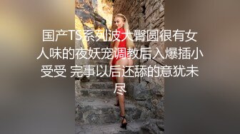 娇小身材00后妹子和男友公厕啪啪，马桶上掰穴扶着扶手后入抽插