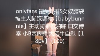 【新片速遞 】   网红性感美女！丰乳肥臀！一线天美穴，拨开珍珠内裤摇摆，多毛骚穴假屌抽插，搞得小穴好湿