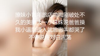 开车出去玩突然尿急趴着车旁就直接尿