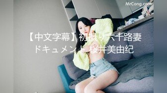 大型商场跟踪抄底没穿内裤的短裙美女 男的还时不时的把手伸进去摸一下