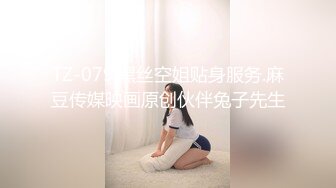  十字紋身美少女！出租屋自慰！跪地翹起屁股扣穴，搞得地上多是水