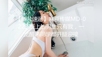 看起来还很嫩的小妹自己在网上直播赚钱，全程露脸大秀直播，给狼友看逼逼听指挥，流着白带的小嫩比