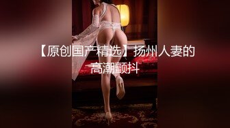 风骚小婊妹让小哥亲着小嘴玩奶子摸屁股慢慢扒光给狼友看，舔弄大鸡巴让小哥压在身下无套抽插，逼逼淫水多多