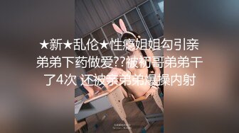 白T恤粉球鞋长发美女的微毛嫩逼 捎带拍了另一位美女的小穴