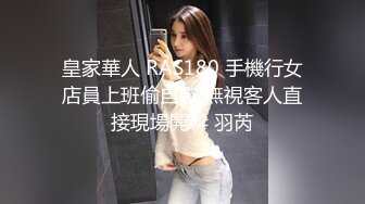 一字马极品女神床上劈叉露逼给金主爸爸操，水嫩美穴太紧了，只能轻轻的插进去。