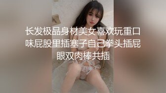 用金钱征服的女神，拉去开房跪舔大鸡巴，小手肌肤还挺白嫩的，怎么就会崇拜钱了呢！