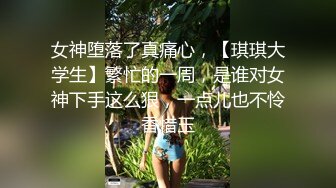 操人诛心约良家少妇三男一女3P开操，吊带透视装蒙上眼睛，被后入边口交，抬起双腿大力抽插