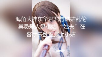 中性打扮短发酷酷美女，S型翘起好身材，没穿内裤掰穴特写，坐在椅子上玻璃黄瓜抽插，进进出出闭着眼睛享受