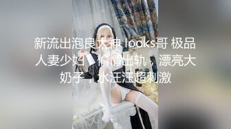 牛B大神把妹子手里拿着擦B的纸巾抢走了,妹子气的流眼泪,没擦B又不能提裤子,一直拍了个够