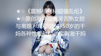 餐厅服务员小美女，来大姨妈了还要上班，正巧上厕所拍下了这一幕，底下还在流血！