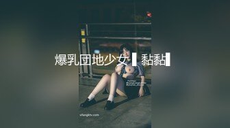 冒死偷拍大奶子小美女洗澡前先尿个尿