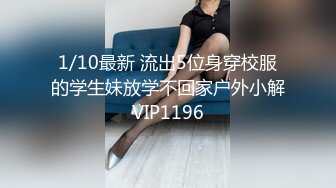 主题酒店情趣圆床上帝视角偷拍胖哥先把苗条美女炮友摸的淫水直流，再用力插她的小逼