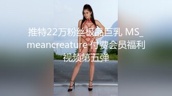 性感的无毛白虎逼小少妇露脸镜头前发骚，陪狼友互动揉捏骚奶子