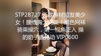  爆乳少妇让大哥在床上蹂躏，风骚的大屁股撅着给大哥舔鸡巴，让大哥压在身下爆草奶子乱晃