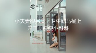  粉逼骚骚美女花样多用绳子绑住奶子，开档丝袜特写跳蛋震动，翘起屁股手指带刺套插入