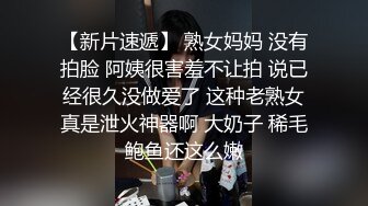   骚逼少妇深夜户外露出直播，大胆勾引路人大叔，叫大叔配合拍一下找个角落免费给大叔摸奶