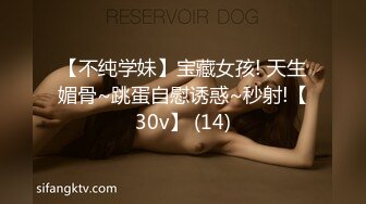 漂亮小女友吃鸡 你不吃饭 吃鸡 等会儿还要看电视呢 好长呀 自家妹子吃的就是认真 首先完成每天必修课