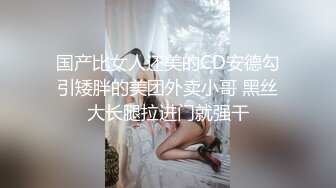  眼镜小哥网约几个骚妹子玩群P，燕肥环瘦黑丝高跟露脸好几个小姐姐换着玩，享受骚逼的交，逮住 哪个草哪个