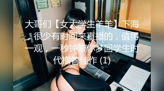 时装模特和摄影师大胆模仿优衣库在试衣间打炮