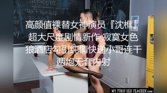 白虎 无毛小美女 掰着BB尿尿 生怕尿到自己裤子上