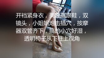   好家伙，两个18岁的极品可爱小萝莉女同，脱光光互相搞对方，大叔出场 忍不住也要参与