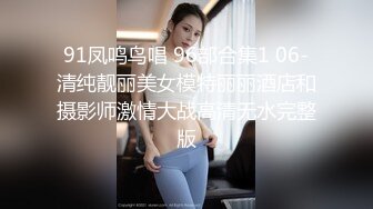 彼女の親友が机の下にこっそり隠れてフェラチオ