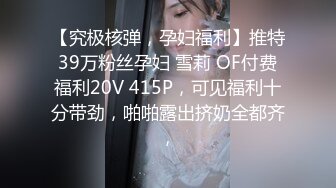 爱臭美的小妞,边尿尿边自拍❤️尿完还不忘用水龙头洗B