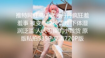 【新片速遞】商场女厕偷拍 破洞牛仔裤美女的小黑B 一边抽烟一边玩手机