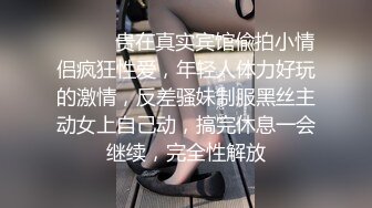 奶茶店女厕白短衫牛仔裤清秀小妹,两片红嫩的微毛鸡冠唇真想蹭蹭[