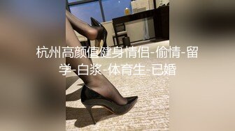 饭店大厅，菜还没上就着急了，上一秒媳妇给单男口交，下一秒服务员就拿佐料过来，也不知道看见没看见，这是真猛啊，真枪就口啦！