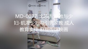 极品小骚逼跟狼友互动撩骚听直播，揉着骚奶子自己抠骚逼，高潮冒白浆