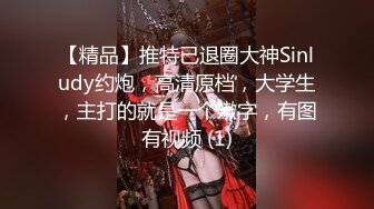 【新片速遞】 步行街服装店老板娘生意不好做,自己都下海了,躲在衣服架後面脱光光紫薇,B水真多