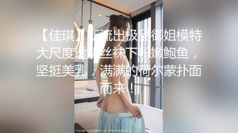 【完美露脸性爱自拍】吃饱喝足干良家，小媳妇边收拾孩子弄乱的客厅边被小哥乱摸，推倒直接沙发上后入