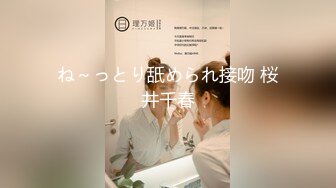 大神说服老婆3P看自己老婆被单男压在身下 老公在一边拍视频，稀有露脸！围观一下娇妻是如何被单男爆操的！