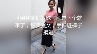  眼镜小骚货和炮友户外车震 黑丝高跟鞋 没穿内裤掏JB直接操 后座骑乘操爆