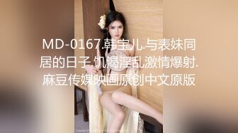 美女被2个朋友故意带到KTV包房挑战刺激啪轮流操