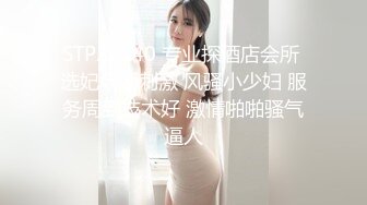  爆乳美娇娘户外勾引散步路人 差点翻车来了很多游客换地继续干