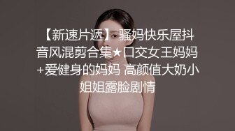 很正的人妻少妇风骚无比全程露脸制服开档黑丝诱惑，口交大鸡巴满眼风骚妩媚，各种抽插浪叫淫声荡语不断刺激1