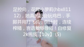 清純眼鏡娘，文文靜靜，佳人美乳，墻上掛著自己拍的藝術寫真