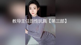  姐夫干小姨子修长美腿翘臀小姐姐，跪在沙发上被炮友脱下丁字裤