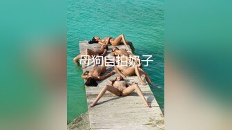 专注的玩游戏大奶女友想要主动拿出肉棒吃 受不了提屌爆操内射