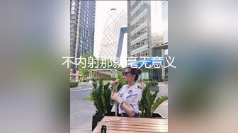 吹箫姐妹花，颜值不错的骚妹子成了小哥重点关注对象，露脸抠逼粉嫩特写展示，让小哥后入大屁股爆草射了一臀