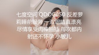 偷拍达人潜入商场隔板女厕手机不停移动偷拍美女如厕