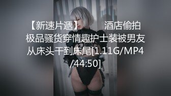  俊男靓女激情3P玩弄风骚小母狗，渣男接了杯尿给骚逼喝真淫荡，一起鸳鸯浴