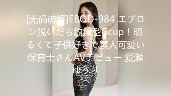  眼镜小美女露脸群P好几哥大哥，身材不错让三个大哥对着小嘴奶子和逼逼撸鸡巴，深喉交淫声荡语揉奶玩逼