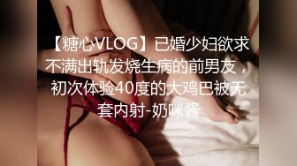 《极品瑜伽嫂子》大嫂上卧室开始换衣服看见大嫂光滑白嫩的皮肤粉嫩的咪咪头饱满鲍鱼