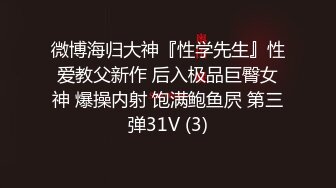 【新片速遞】没有最屌，只有更吊，大色狼大神尾随漂亮小姑娘上厕所，偷拍设备直接怼到屁股拍，风景一览无余，被漂亮妹妹发现赶紧逃走