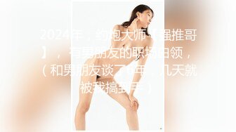 苹果手机门缝偷拍爱狗的合租妹子脱光衣服一边打电话一边揉胸 (2)