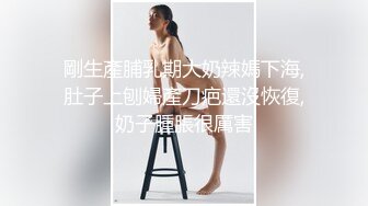 【奇葩母女双人秀】漂亮妹子带妈妈一起下海，自摸骚逼，观众要求看你妈逼，翘起屁股看骚穴，撩起衣服揉捏奶子